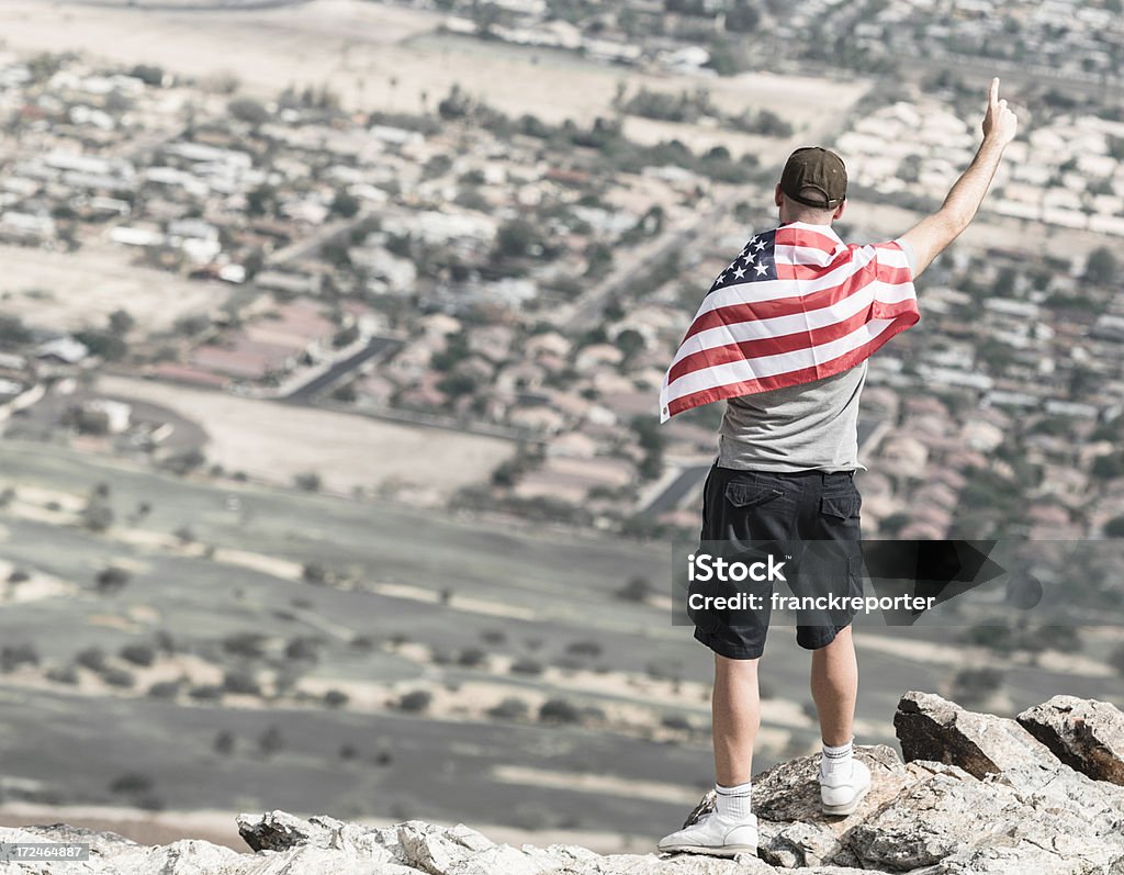 Uomo con bandiera USA contro panorama di phoenix - Foto stock royalty-free di Bandiera degli Stati Uniti