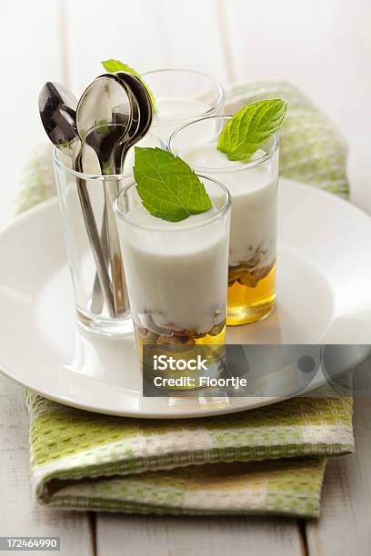 Dessert Yogurt E Miele E Pistacchio Con Menta - Fotografie stock e altre immagini di Asia Occidentale - Asia Occidentale, Bicchiere, Cibi e bevande