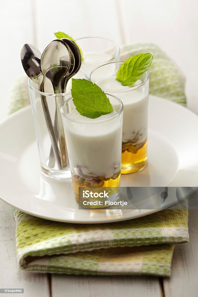 デザート： ヨーグルト、蜂蜜とミントピスタチオナッツ、 - ガラスのロイヤリティフリーストックフォト