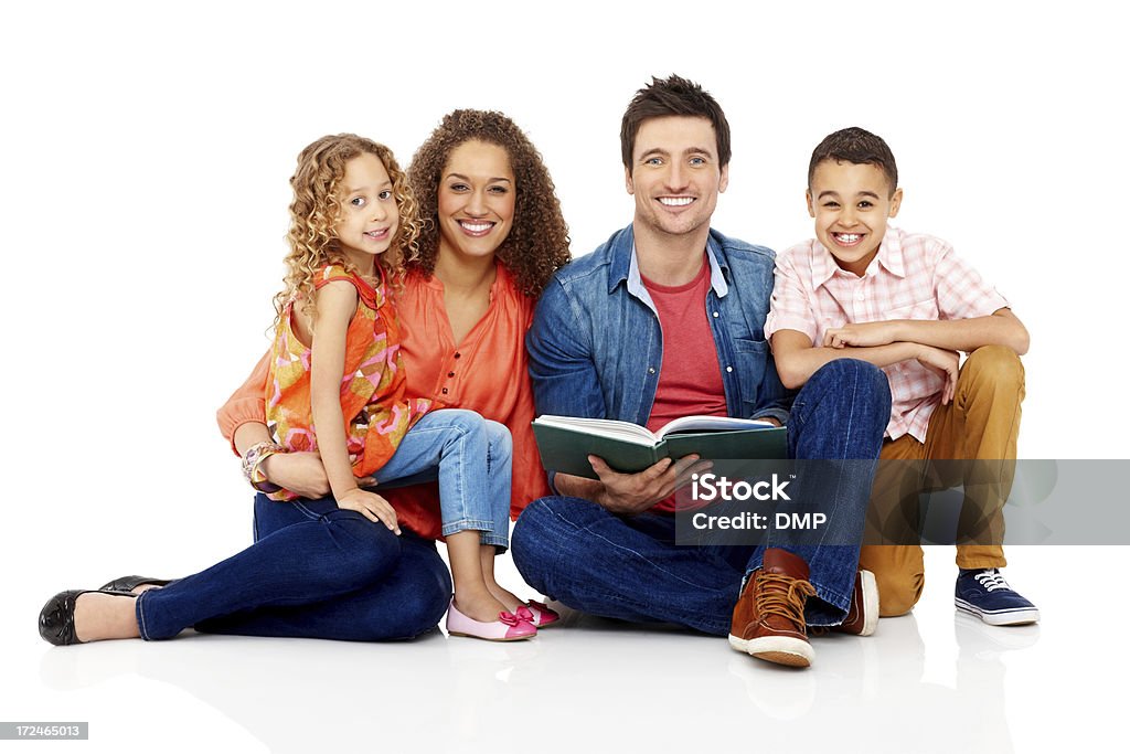 AMARE i genitori con bambini seduti da fiabe e - Foto stock royalty-free di Famiglia giovane