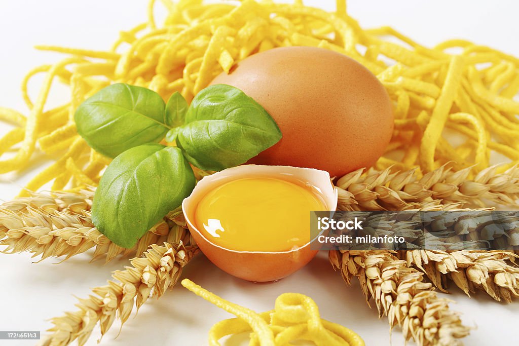 Spaetzle fideos con materias primas huevo - Foto de stock de Albahaca libre de derechos