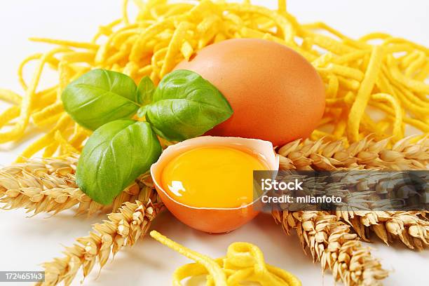 Spaetzle Fideos Con Materias Primas Huevo Foto de stock y más banco de imágenes de Albahaca - Albahaca, Amarillo - Color, Comida alemana