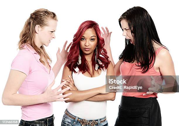 Fighting Threesome Zwei Hübsche Frauen Eine Dritte In Gelb Stockfoto und mehr Bilder von Angesicht zu Angesicht