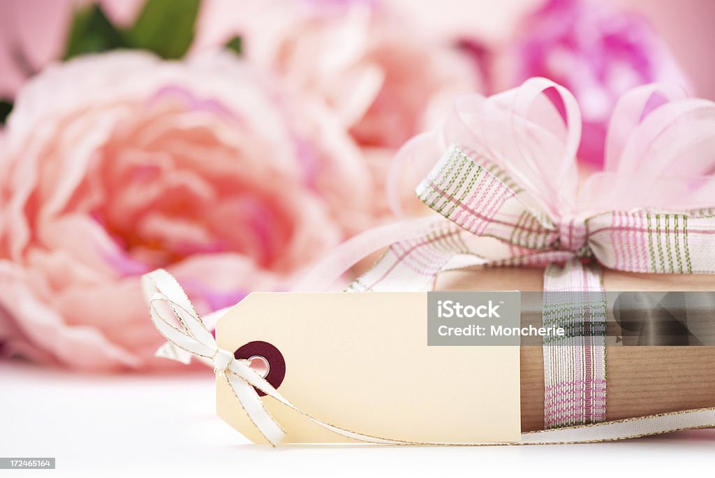 Caixa de presente rosa com um vazio label - Foto de stock de Aniversário royalty-free