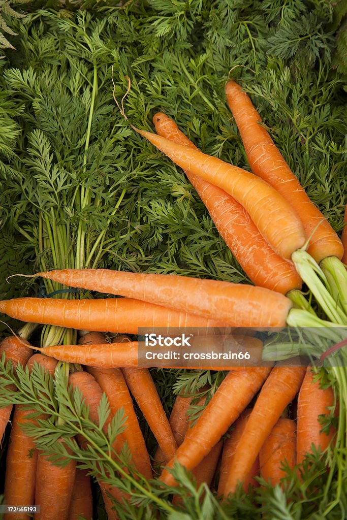 Zanahorias cantidad de vegetales orgánicos en el mercado - Foto de stock de Amarillo - Color libre de derechos