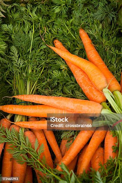 Zanahorias Cantidad De Vegetales Orgánicos En El Mercado Foto de stock y más banco de imágenes de Amarillo - Color