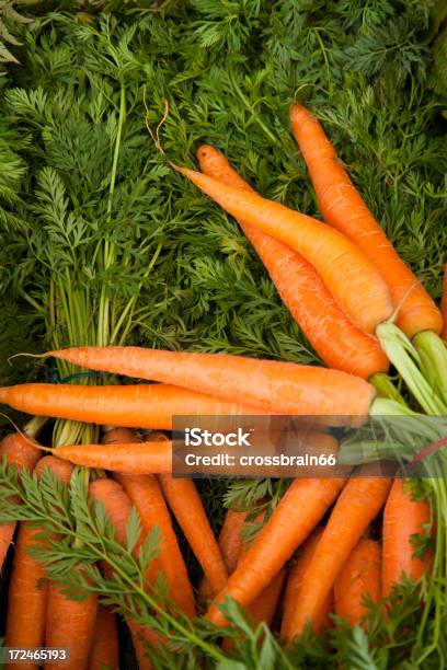 Foto de Bando De Cenouras Sobre Legumes Orgânicos Mercado e mais fotos de stock de Alimentação Saudável - Alimentação Saudável, Amarelo, Antioxidante