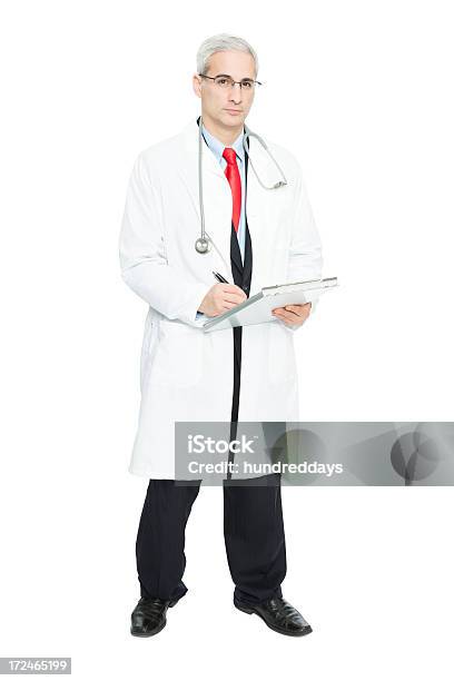 Porträt Eines Männlichen Arzt Schreiben Im Editor Stockfoto und mehr Bilder von Arzt - Arzt, Bericht, Blick in die Kamera