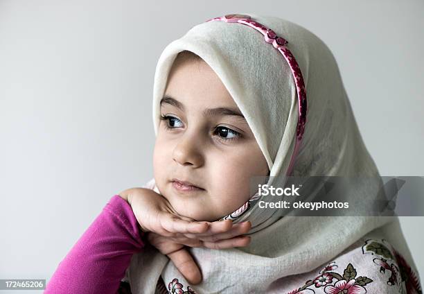 Schöne Etwas Türkischen Mädchen Stockfoto und mehr Bilder von 4-5 Jahre - 4-5 Jahre, Besorgt, Betrachtung