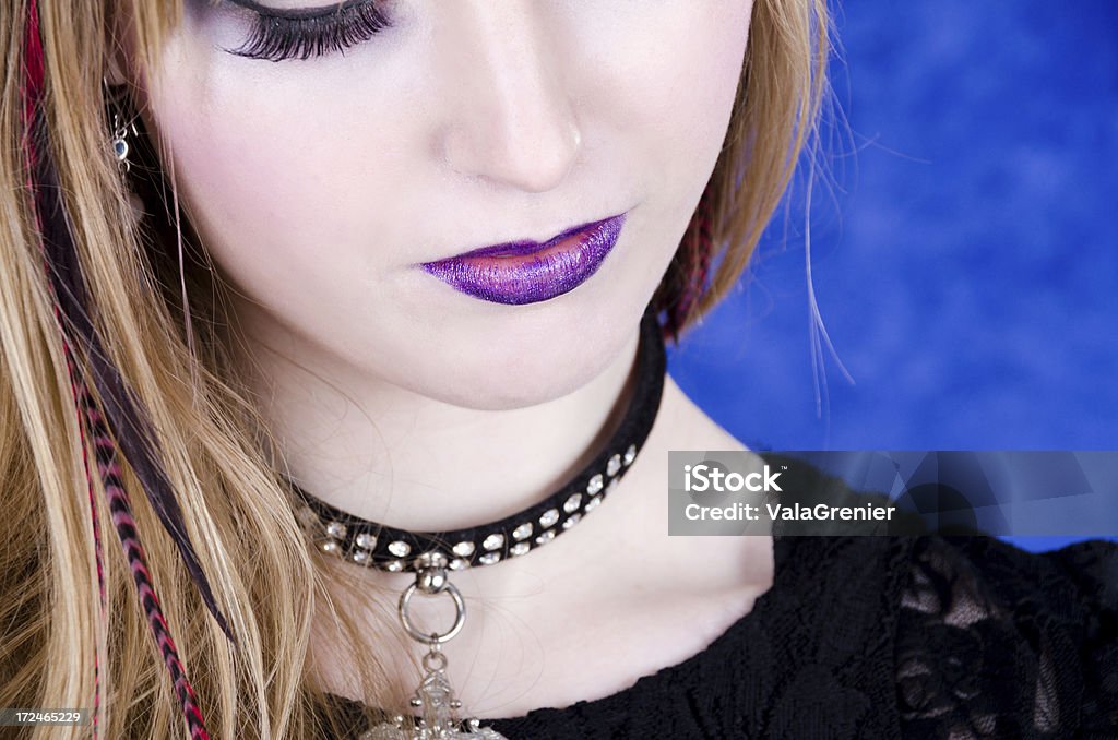 Mujer joven en collarín mirando hacia abajo. - Foto de stock de 16-17 años libre de derechos