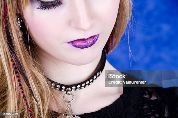 젊은 여자 개목걸이 루킹 내려두세요 16-17 살에 대한 스톡 사진 및 기타 이미지 - 16-17 살, 18-19세, 검은색