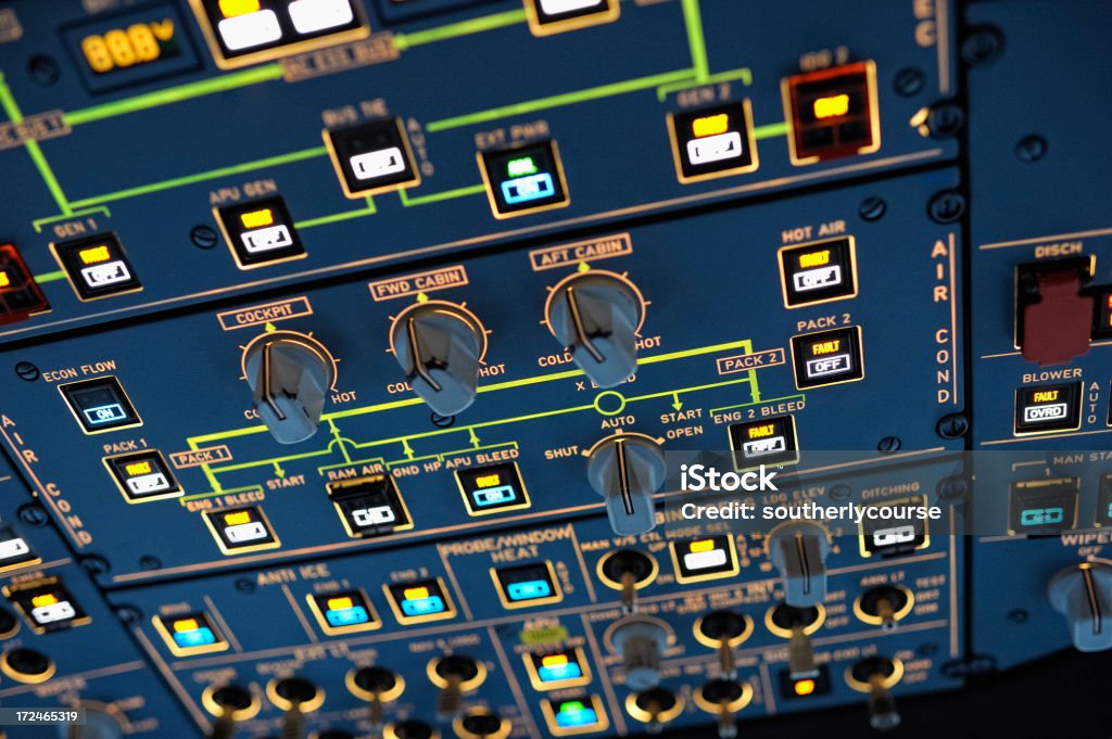 Painel de cima na cabine de moderno avião de passageiros - Foto de stock de Avião royalty-free