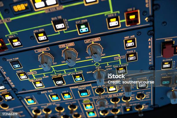 Foto de Painel De Cima Na Cabine De Moderno Avião De Passageiros e mais fotos de stock de Avião