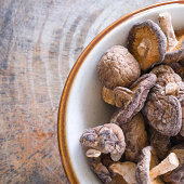 shiitake-pilze-auf-holz-hintergrund.jpg?b=1&s=170x170&k=20&c=4lwsv4uKzYy-pZ3uw54yNmDmNue2JzNmdlzRI0lV_qM=
