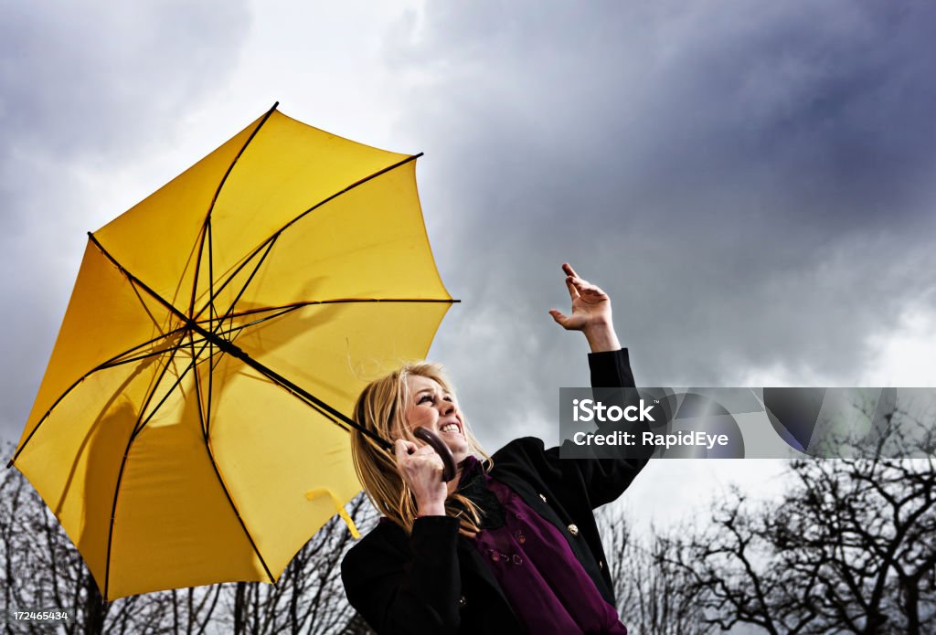 Assez déjà ! Blonde avec parapluie shakes poing au jaune d'horribles - Photo de Adulte libre de droits