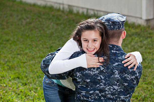 menina abraçando militar pai - sc0594 - fotografias e filmes do acervo