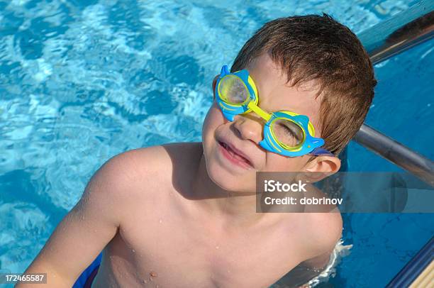 Felice Nuoto - Fotografie stock e altre immagini di Acqua - Acqua, Allegro, Ambientazione esterna