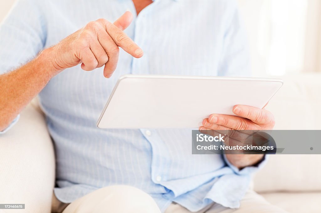 Старший мужчина с помощью цифровой планшет - Стоковые фото 60-69 лет роялти-фри