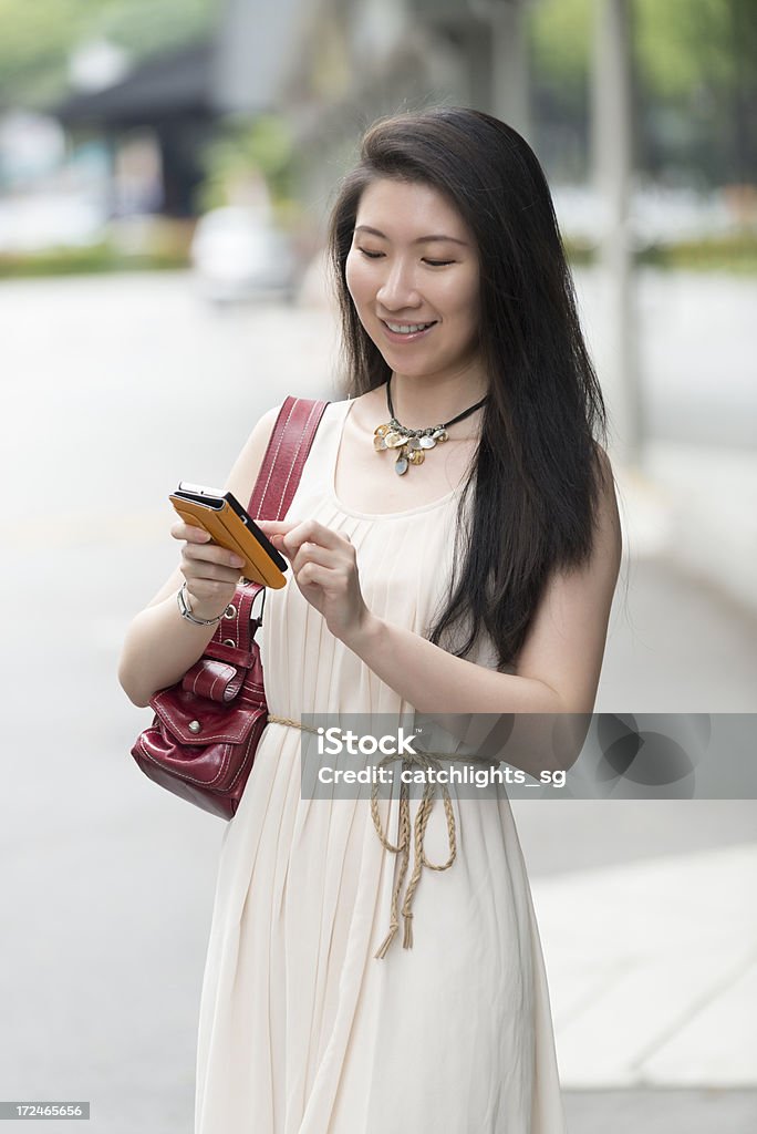 Attraente giovane donna asiatica cinese - Foto stock royalty-free di Abbigliamento casual