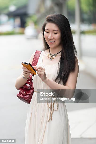 Attraente Giovane Donna Asiatica Cinese - Fotografie stock e altre immagini di Abbigliamento casual - Abbigliamento casual, Adulto, Affascinante
