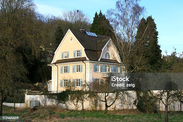 Casa - Fotografie stock e altre immagini di Albero - Albero, Ambientazione esterna, Architettura