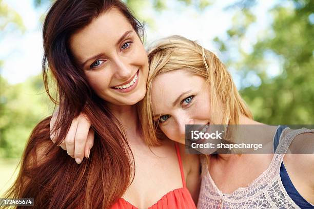 Amizade Faz Tudo Na Vida Melhor - Fotografias de stock e mais imagens de Adulto - Adulto, Amizade, Amizade feminina