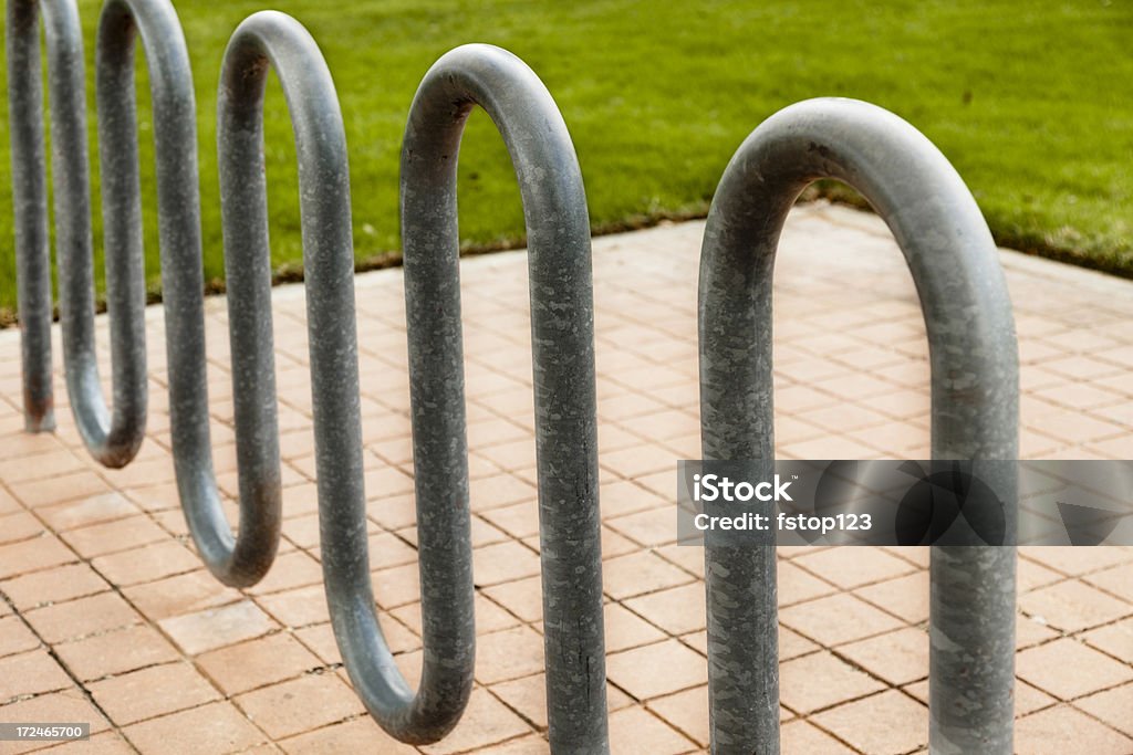 Recreação: Vazio rack para bicicleta no parque ao ar livre - Foto de stock de Bicicletário - Prateleira royalty-free