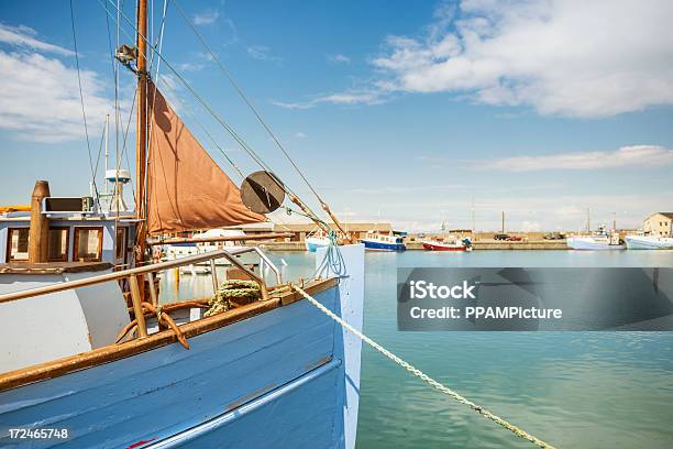 Photo libre de droit de Bateau Amarré Dans Une Marina banque d'images et plus d'images libres de droit de Bateau de plaisance - Bateau de plaisance, Bateau de pêche, Bateau à moteur