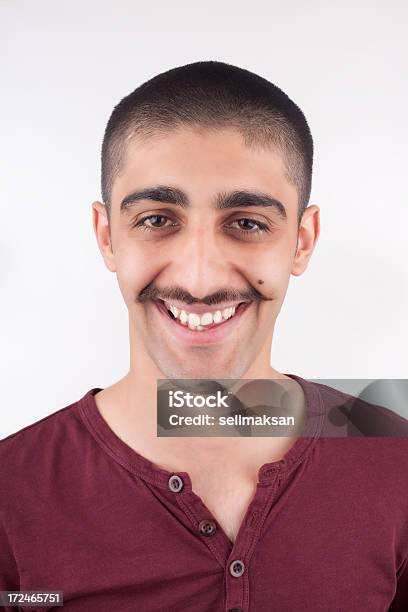 Mugshot Di Sorpresa Uomo Con I Baffi - Fotografie stock e altre immagini di Abbigliamento casual - Abbigliamento casual, Adulto, Attitudine