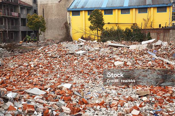 Destruídas Edifício Industrial E Pátio Em Tempo De Crise - Fotografias de stock e mais imagens de Indústria de construção