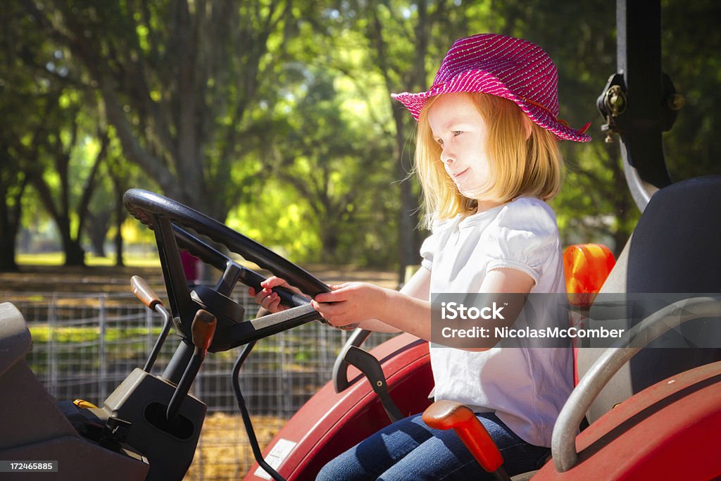 Jovem no ao volante de um tractor - Royalty-free Agricultura Foto de stock