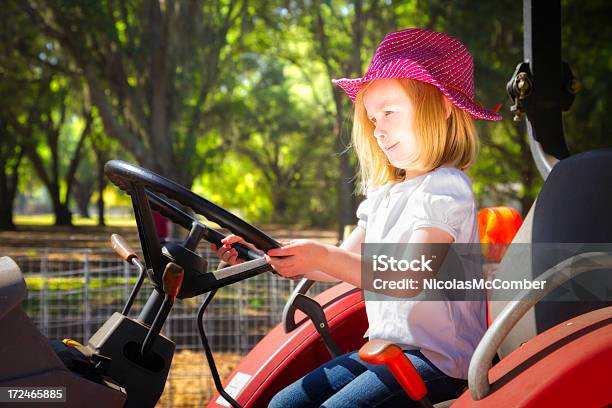 Jovem No Ao Volante De Um Tractor - Fotografias de stock e mais imagens de Agricultura - Agricultura, Aluno de Jardim de Infância, América do Norte