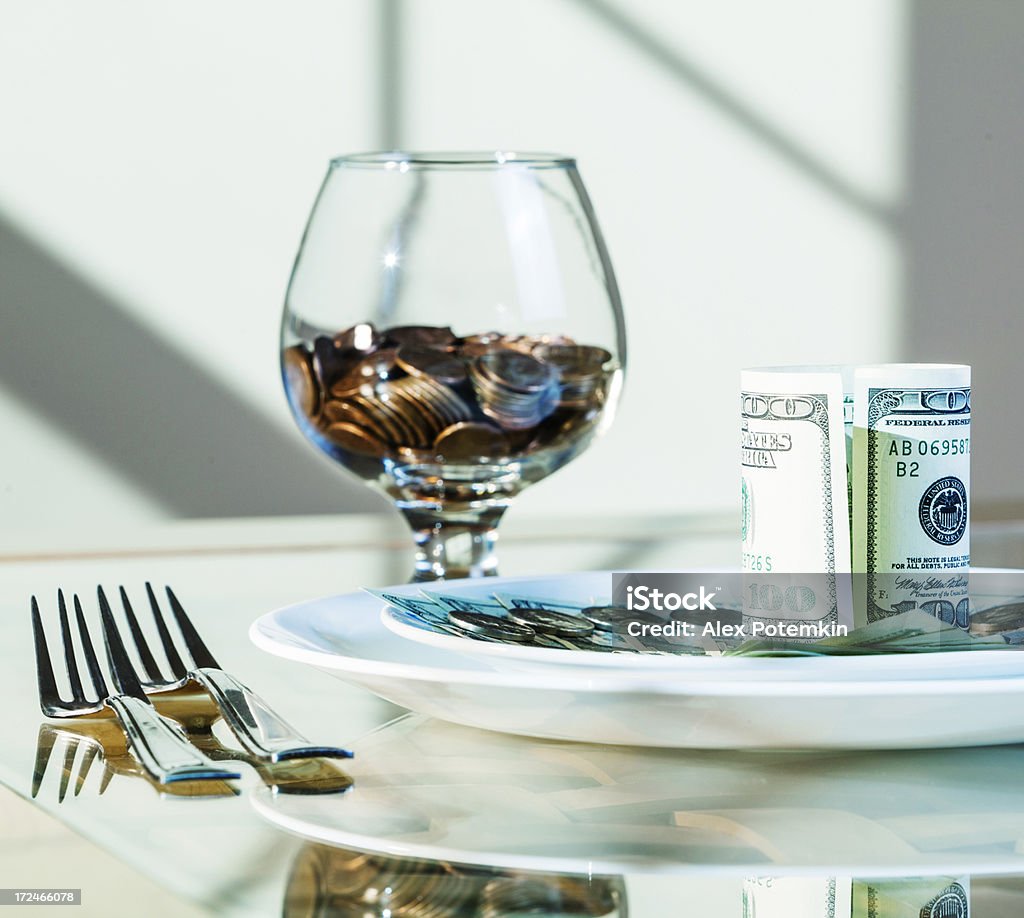 Tisch mit Geld Gerichte - Lizenzfrei Altertümlich Stock-Foto