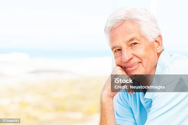 Senior 男性笑顔 - 1人のストックフォトや画像を多数ご用意 - 1人, 60代, Tシャツ