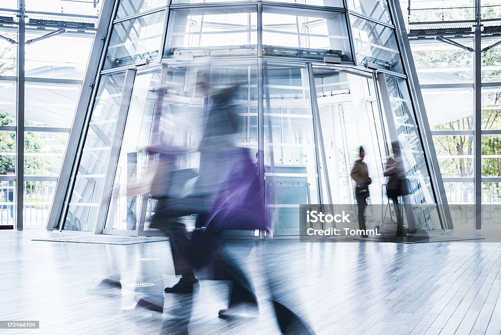 Geschäftsleute Rushing durch moderne Architektur - Lizenzfrei Aktivitäten und Sport Stock-Foto