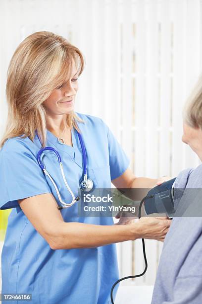 Senior Überprüfung Blutdruck Mit Krankenschwester In Medizinische Einrichtung Vt Stockfoto und mehr Bilder von Blutdruckmesser