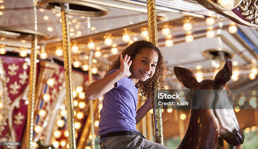 Fille sur Carrousel - Photo de Parc d'attractions libre de droits