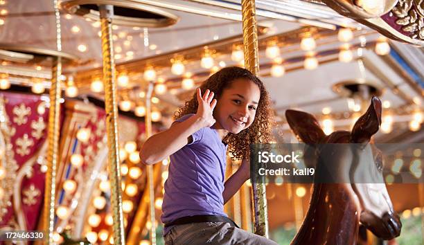 Ragazza Sulla Giostra - Fotografie stock e altre immagini di Parco divertimenti - Parco divertimenti, Afro-americano, Bambino