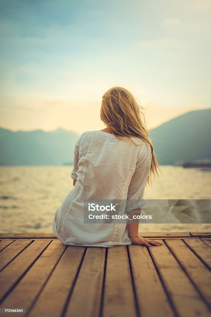 Joven mujer rubia en el muelle - Foto de stock de Mujeres libre de derechos