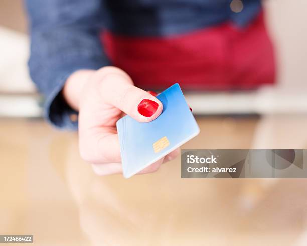 Mulher Pagando Com Seu Cartão De Crédito - Fotografias de stock e mais imagens de Adulto - Adulto, Armazém Comercial, Atividade Comercial