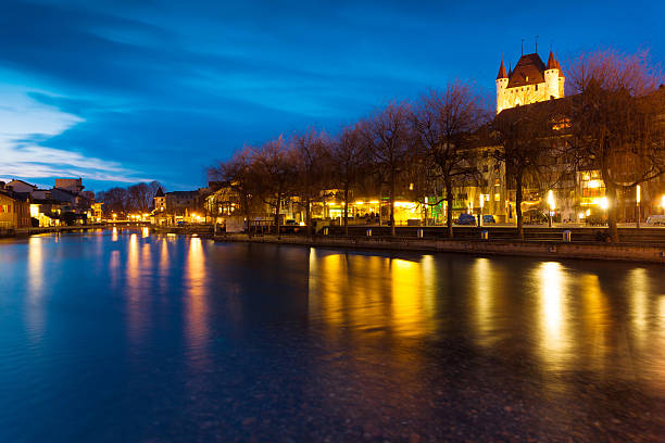 静かな夜のスイス - lake thun switzerland night lake ストックフォトと画像