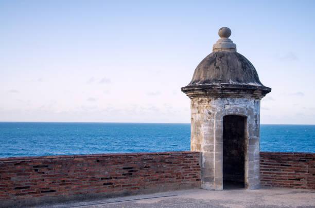 mirante de pistola e pequena torre no castillo de san cristóbal - castillo de san cristobal - fotografias e filmes do acervo