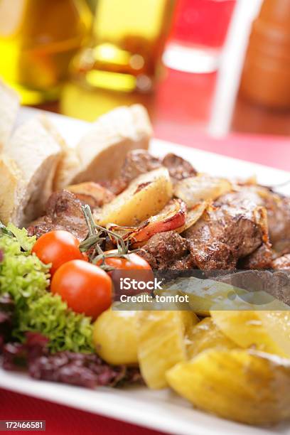 Liver Fleisch Mit Zwiebeln Und Gemüse Stockfoto und mehr Bilder von Brotsorte - Brotsorte, Essgeschirr, Farbbild