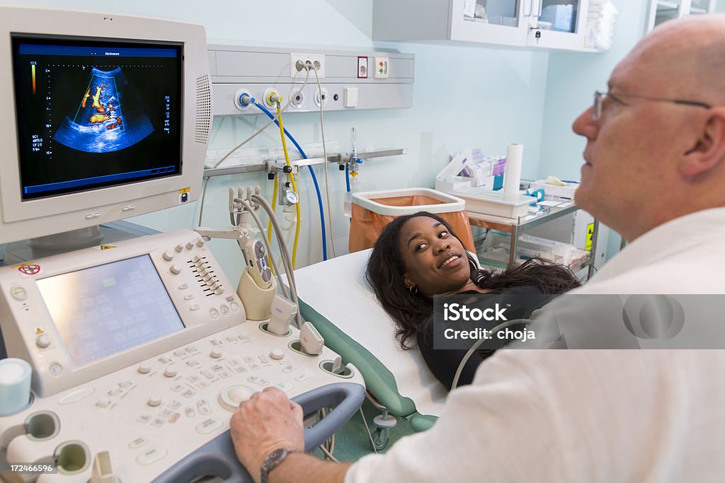 Médico da linda negro mujer joven de un sonido - Foto de stock de Adulto libre de derechos
