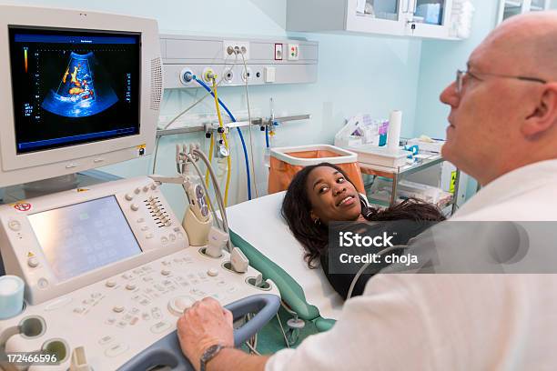 Médico Da Linda Negro Mujer Joven De Un Sonido Foto de stock y más banco de imágenes de Adulto - Adulto, Adulto joven, Afrodescendiente