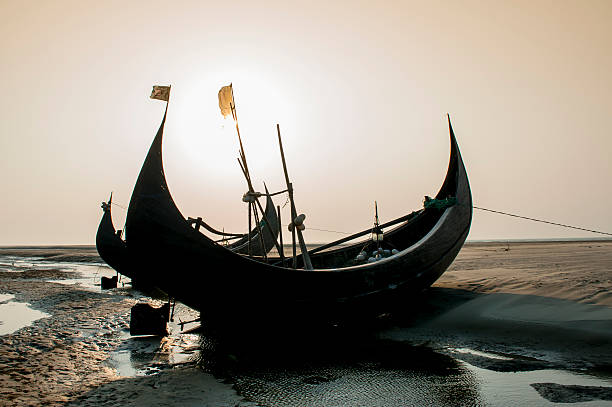 fischerboot am strand, bangladesch - benglalese stock-fotos und bilder