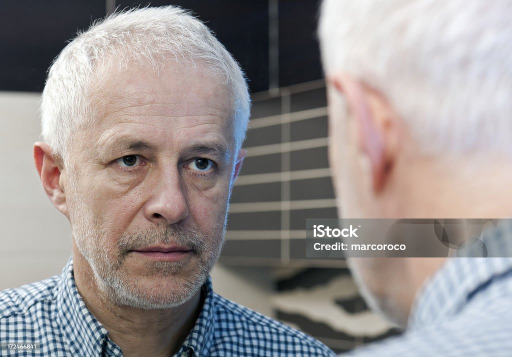 Senior adulte homme, self portrait, reflet du miroir - Photo de Miroir libre de droits