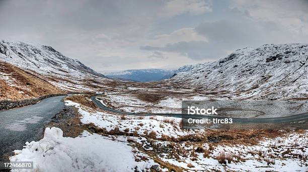 Snowscene Road Sobre Honister Pass Em Cumbria - Fotografias de stock e mais imagens de Neve - Neve, Região dos lagos inglesa, Ao Ar Livre