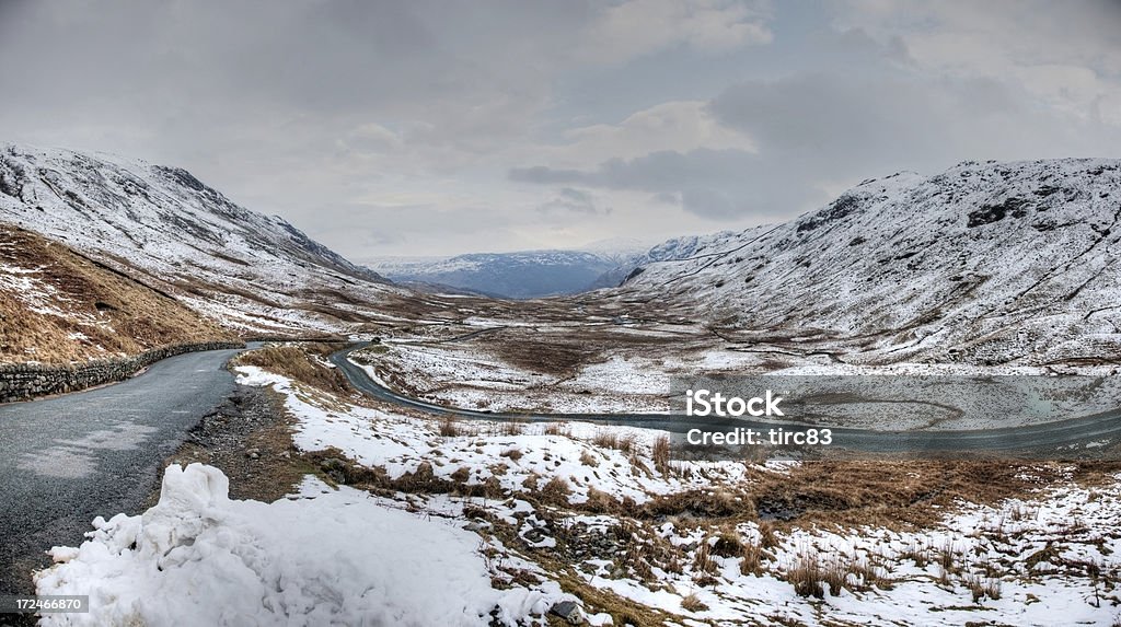 Snowscene дорога над Honister Проходят в Камбрия - Стоковые фото Озёрный край Англии роялти-фри