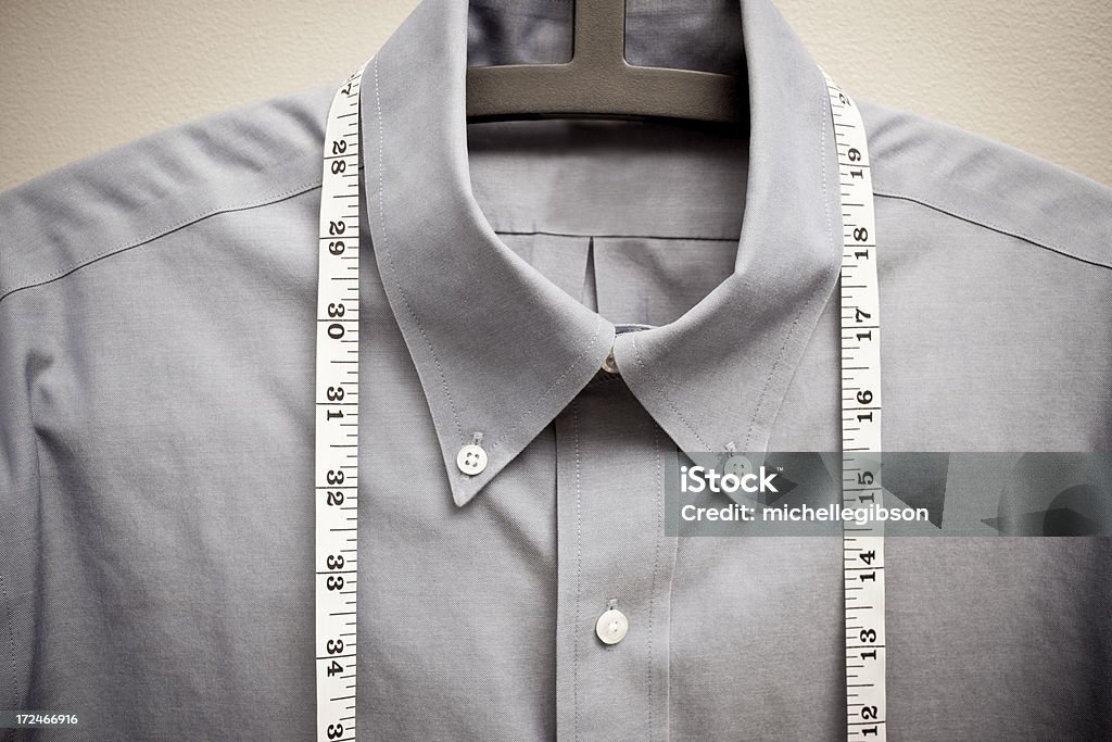Vue rapprochée de la chemise d'affaires avec le mètre ruban autour de - Photo de Chemise libre de droits